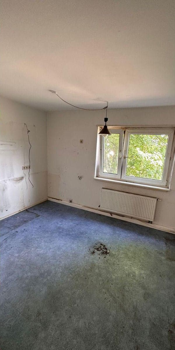 Küche nach jahrelanger Ansammlung nach der Entrümpelung
