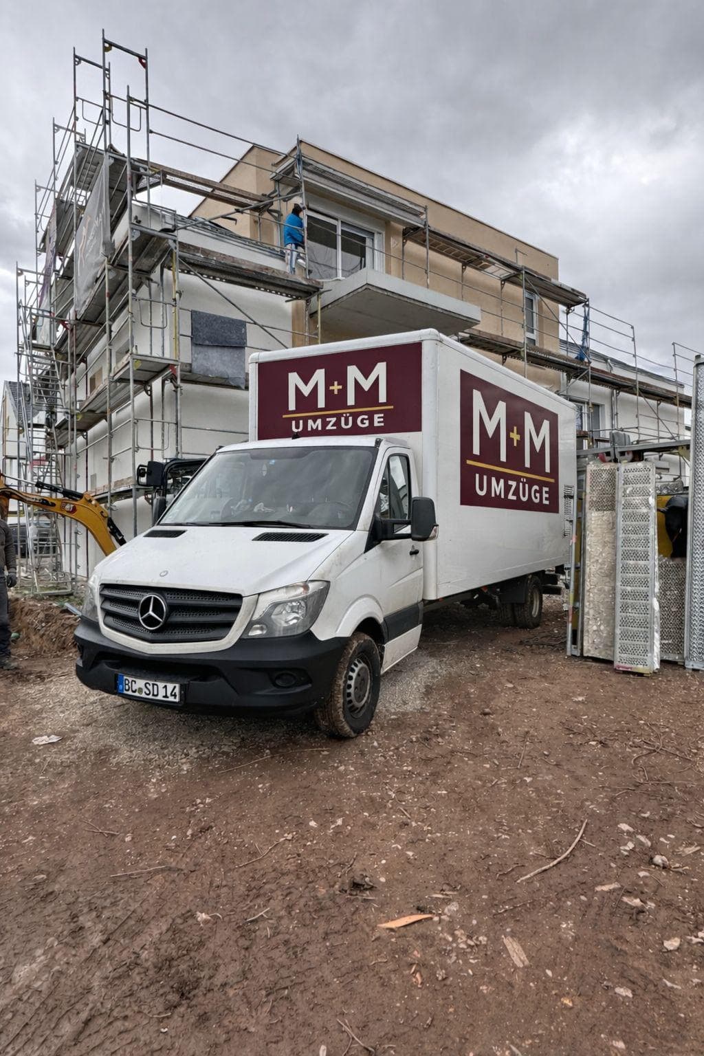 M+M Umzüge Transporter vor Neubau im Einsatz