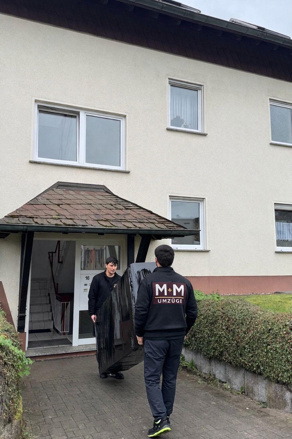 M+M Umzüge Team beim Umzug am Hauseingang