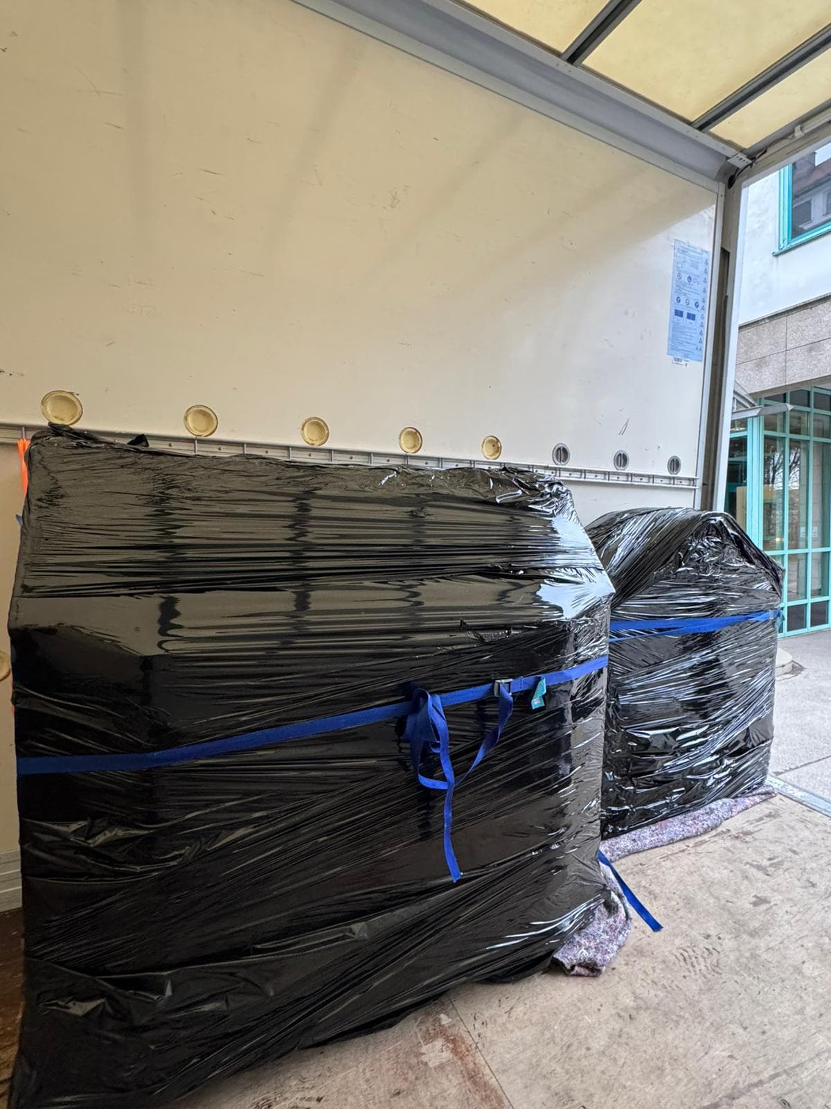 Sorgfältig verpackte Möbel im Umzugswagen