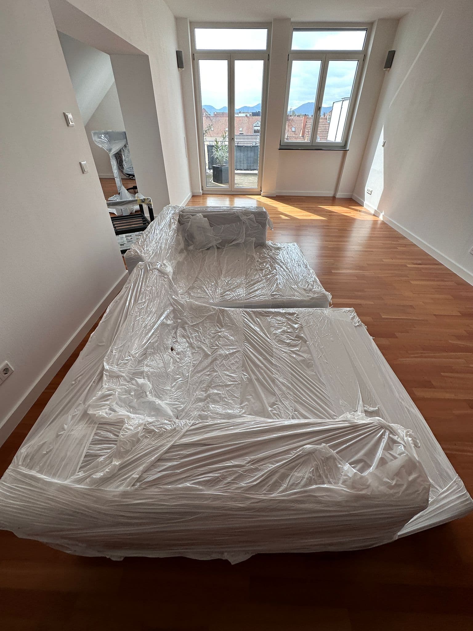 Sofa sicher verpackt in der neuen Wohnung