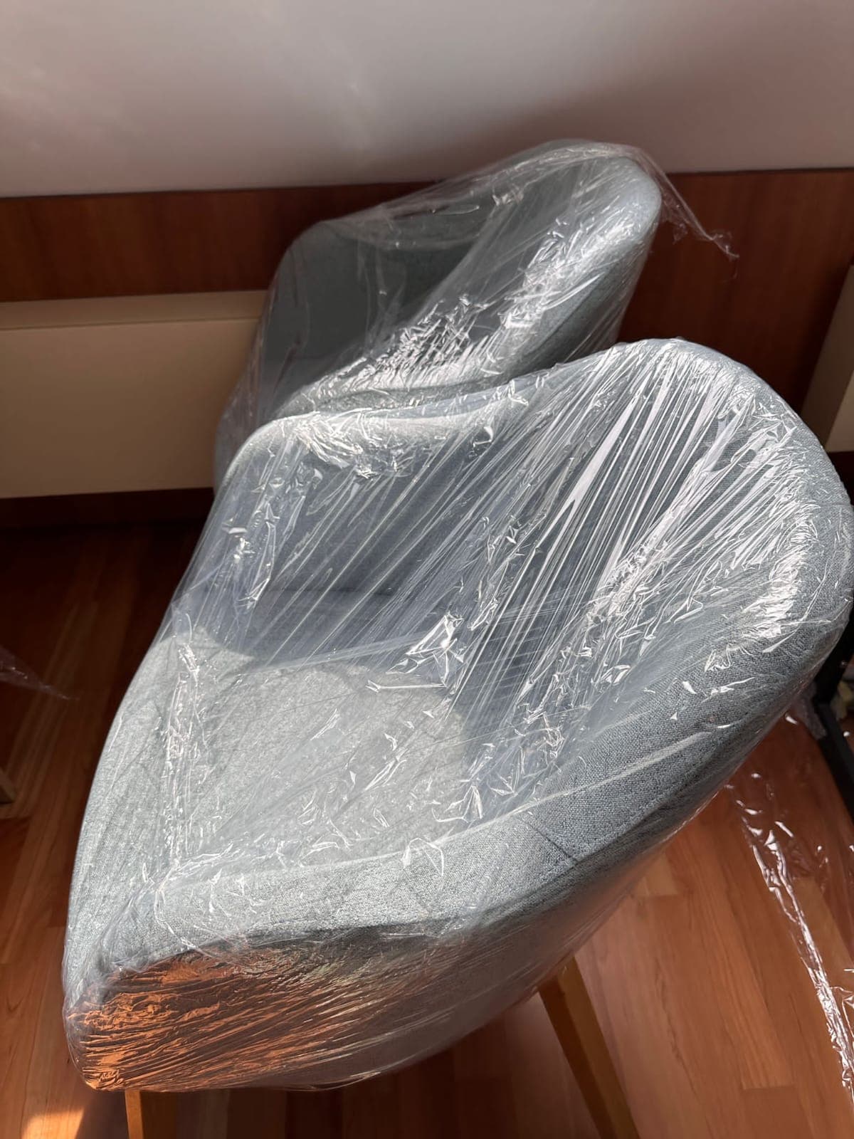 Sessel professionell in Schutzfolie verpackt