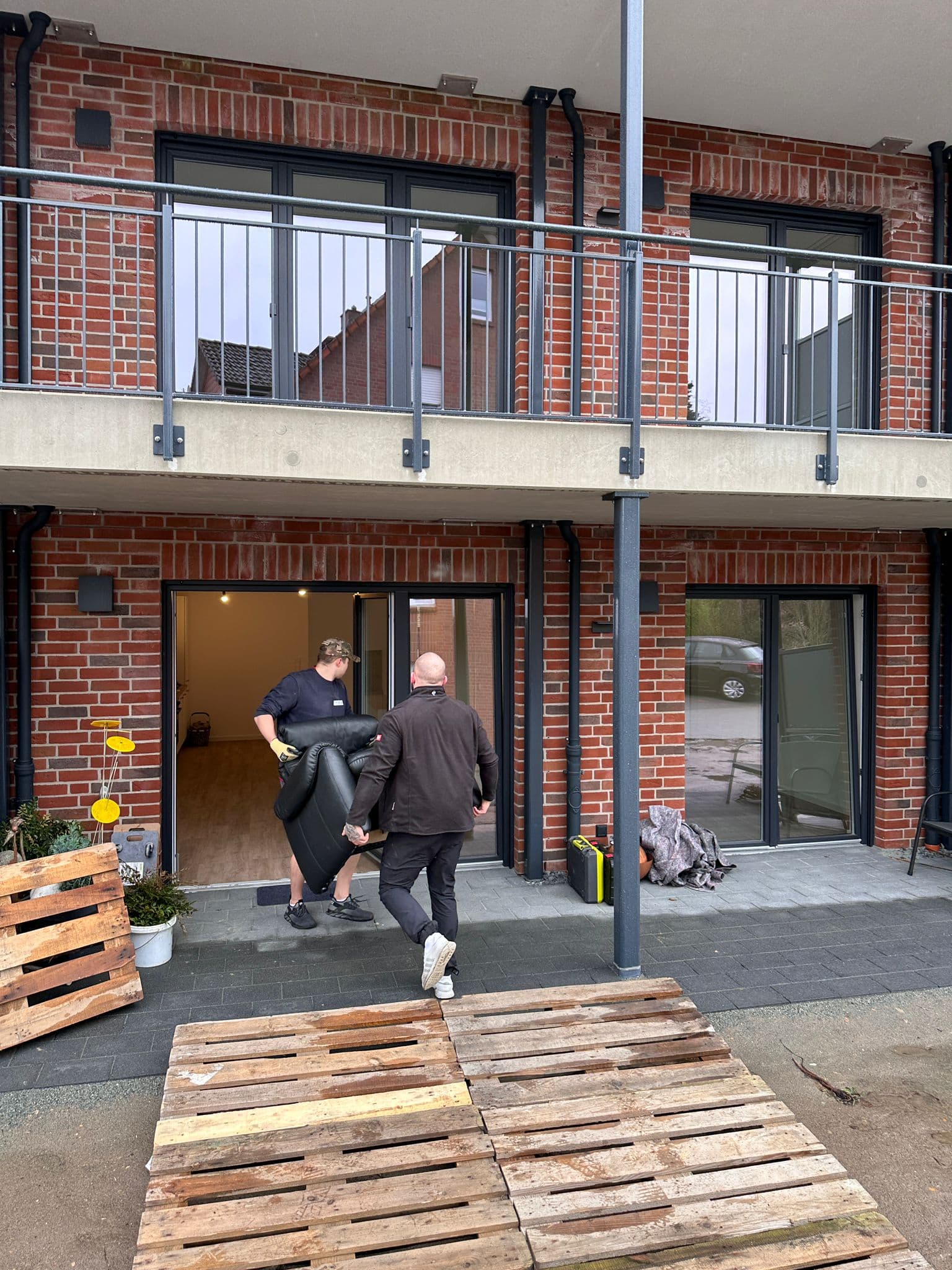 Umzugsteam trägt Möbel ins neue Zuhause