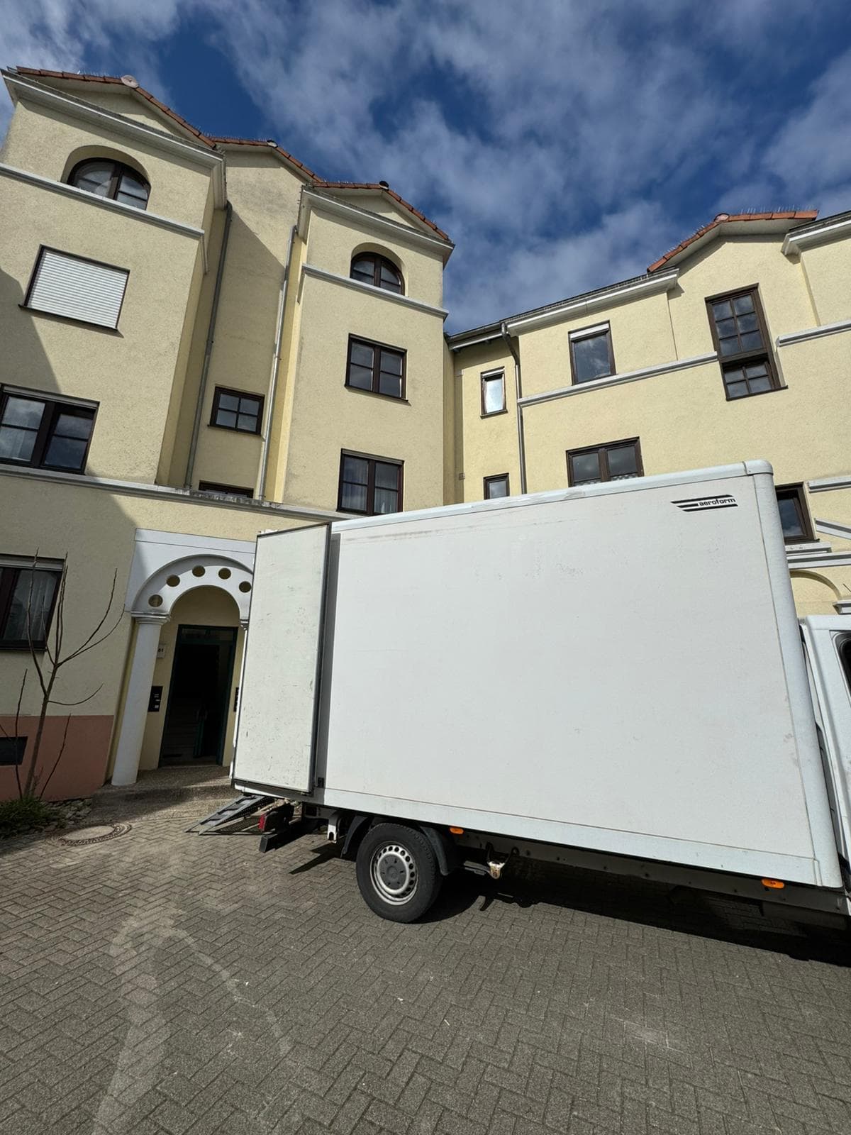 Umzugswagen beladen für den Fernumzug